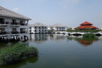 �΂ɕ����ԃC���^�[�R���`�l���^���E�n�m�C�E�E�G�X�g���C�N�P